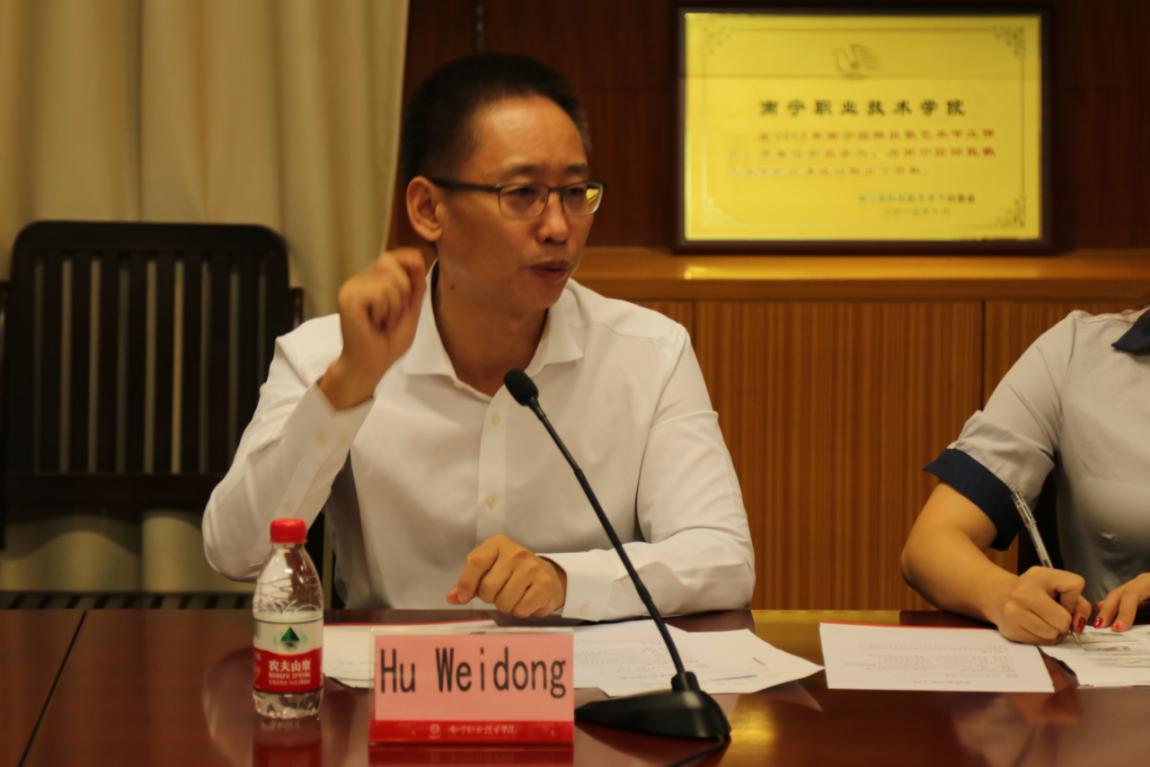 胡卫东介绍我校国际化发展情况(王可/摄)