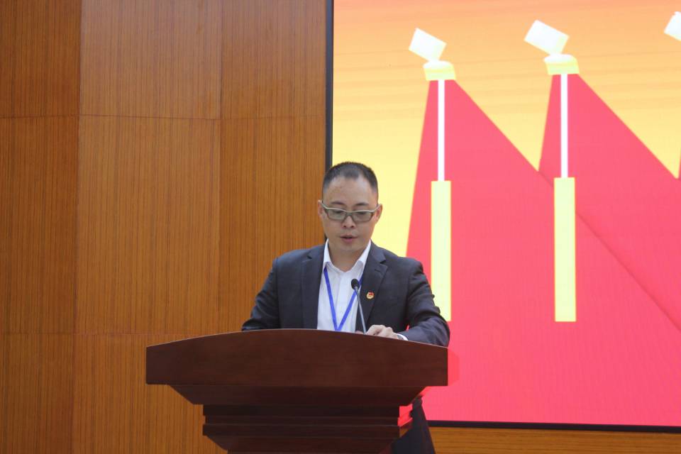 徐雄波作工作报告