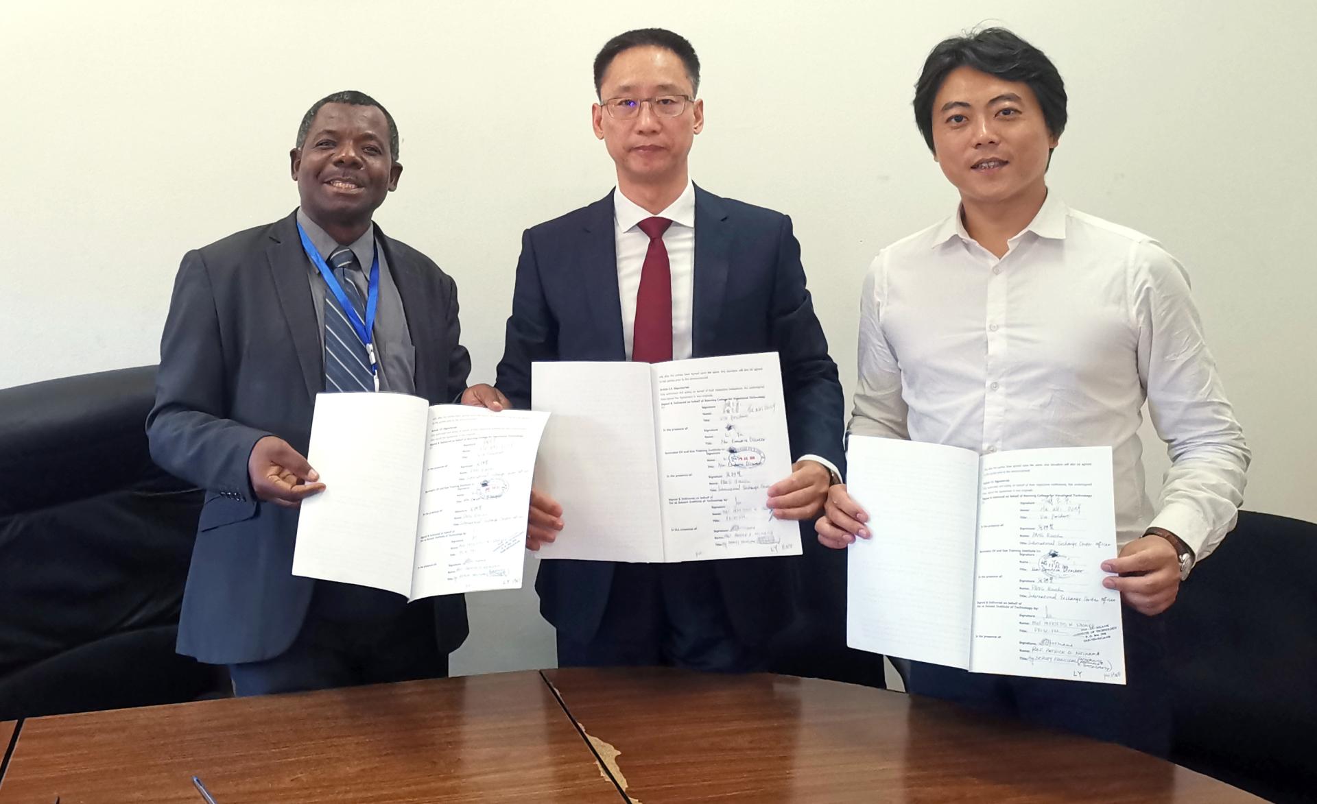 南宁职业技术学院胡卫东副校长与坦桑尼亚达累斯萨拉姆理工学院签署合作协议