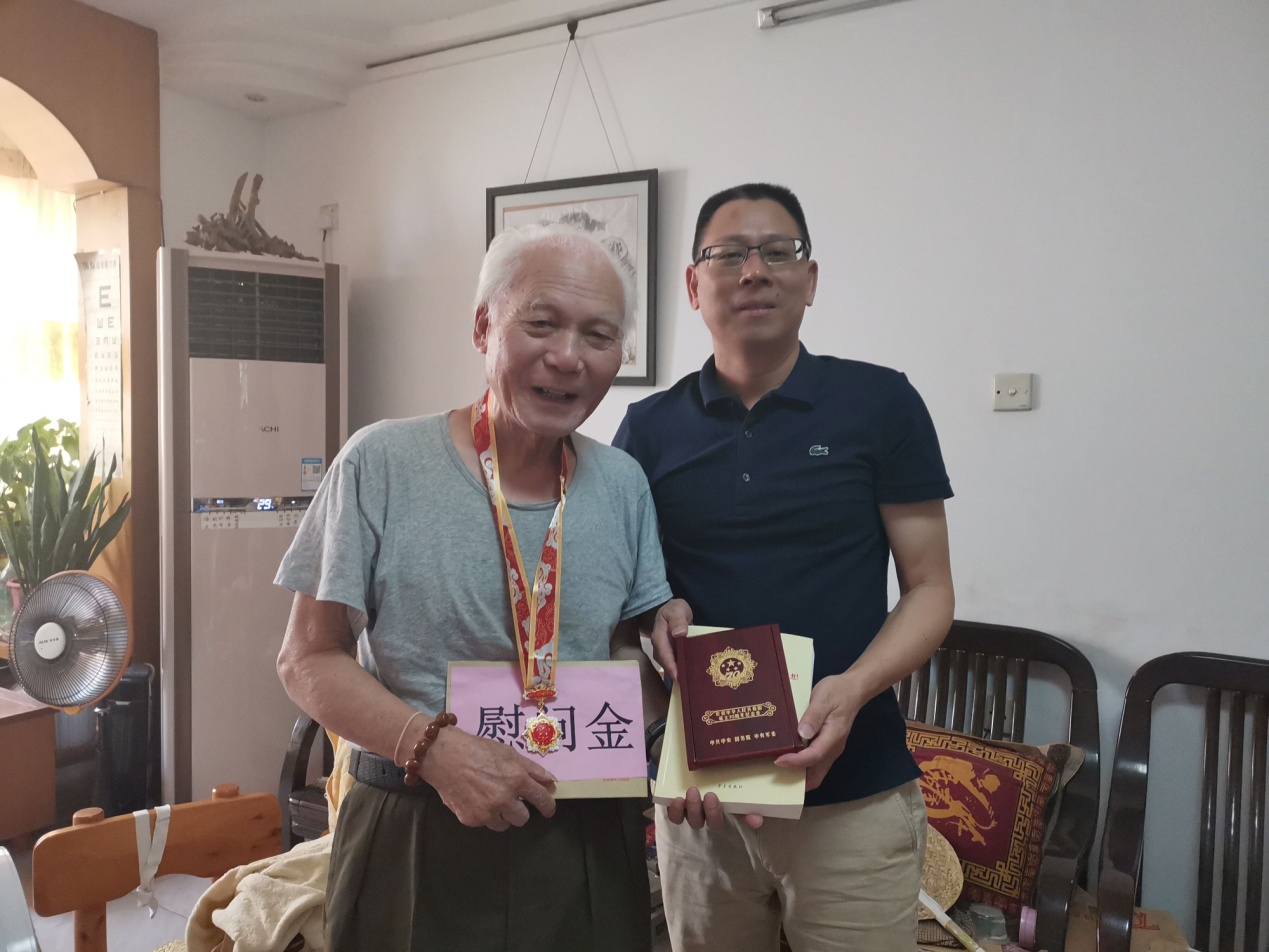 杨清源走访慰问园稻林老师