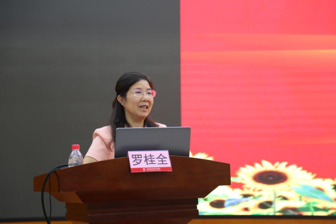 罗桂全进行授课
