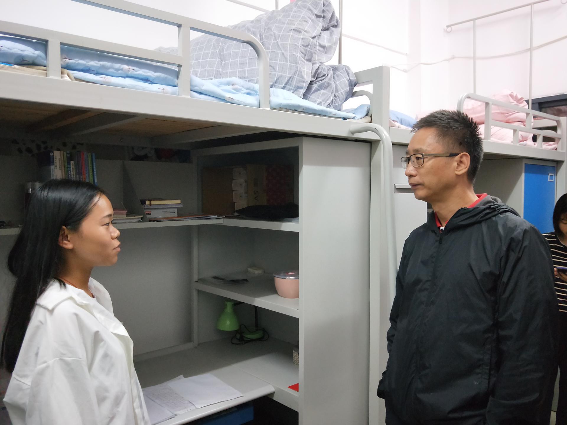 胡卫东与学生交流