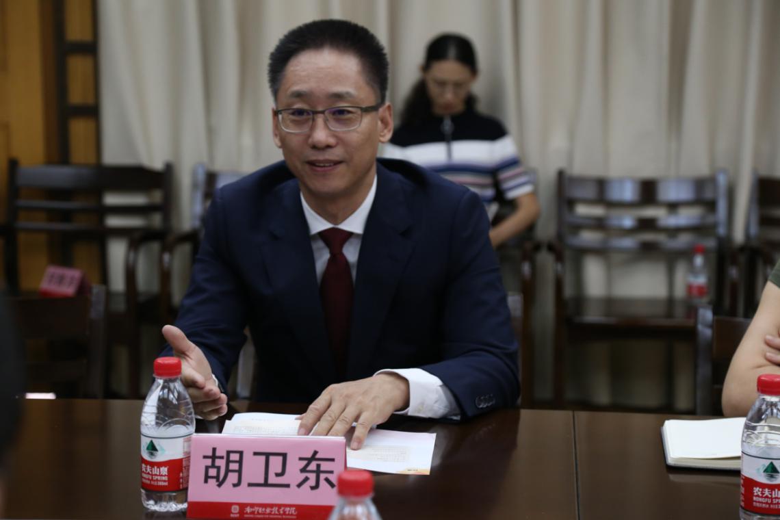 胡卫东作介绍
